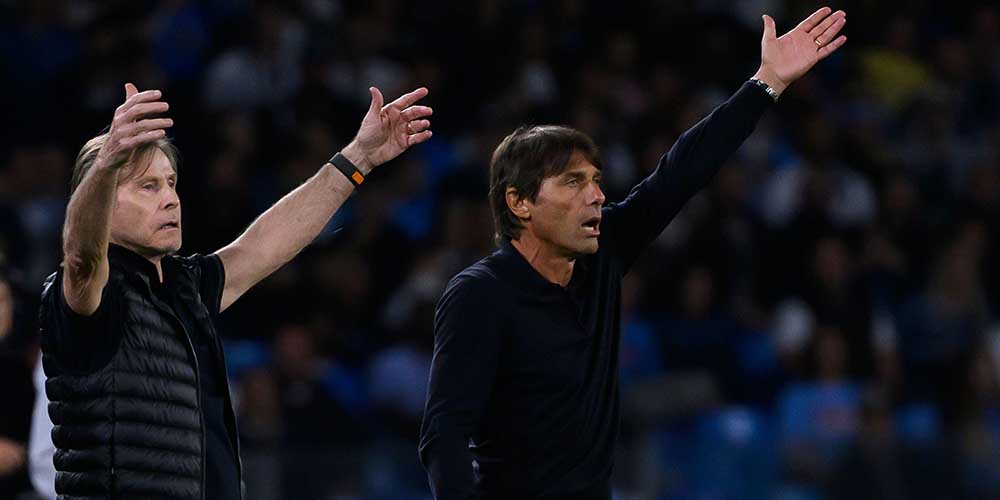SSC Napolin päävalmentaja Antonio Conte huutaa Italian cupin ottelussa.