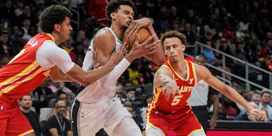 Vuoden puolustuspelaajaksi valittu Victor Wembanyama (keskellä) kuuluu San Antonio Spursin avainpelaajiin. AP Photo/Mike Stewart / Alamy