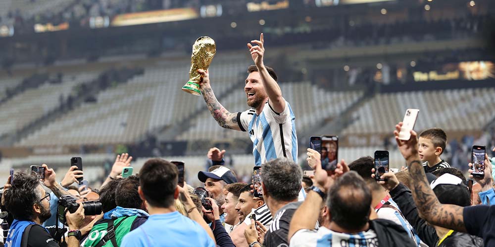 Argentiinan Messi nosteli pokaalia vauhdikkaan 2022 MM-finaalin jälkeen. Kuva: Showkat Shafi / Alamy