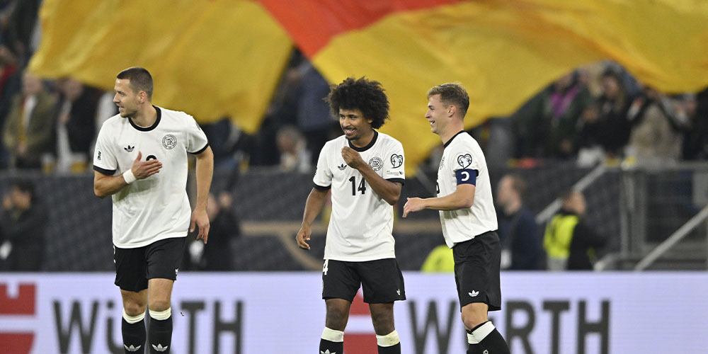 Saksa jäi kaksissa edellisissä MM-kisoissa alkulohkoon, mutta on nyt jälleen suursuosikki lohkossaan. Avainpelaajiin kuuluva Joshua Kimmich kuvassa vasemmalla. Kuva: imageBROKER/Michael Weber / Alamy